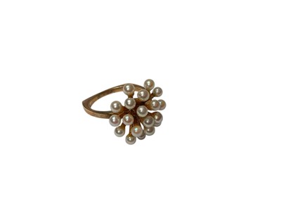 Lot 16 - 1970s 9ct gold cultured pearl cluster ring