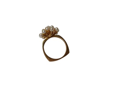 Lot 16 - 1970s 9ct gold cultured pearl cluster ring