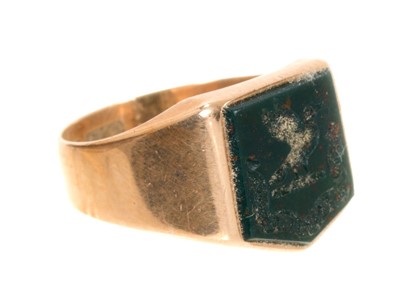 Lot 458 - Gold signet ring with a shield shape intaglio carved bloodstone depicting a family crest and motto in 15ct gold mount. Ring size O½