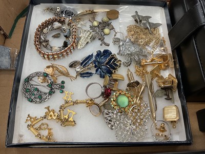 Lot 176 - Group of costume jewellery including a cultured pearl necklace with 9ct gold clasp