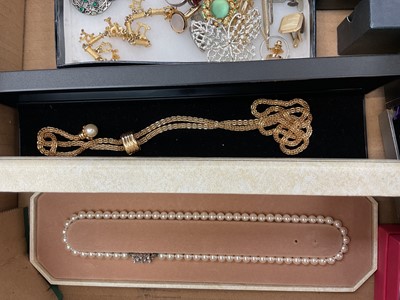 Lot 176 - Group of costume jewellery including a cultured pearl necklace with 9ct gold clasp