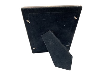 Lot 133 - Contemporary silver photograph frame of rectangular form with reeded border and easel back, (Sheffield 1998), maker Carrs, 22 x 17.5 cm overall