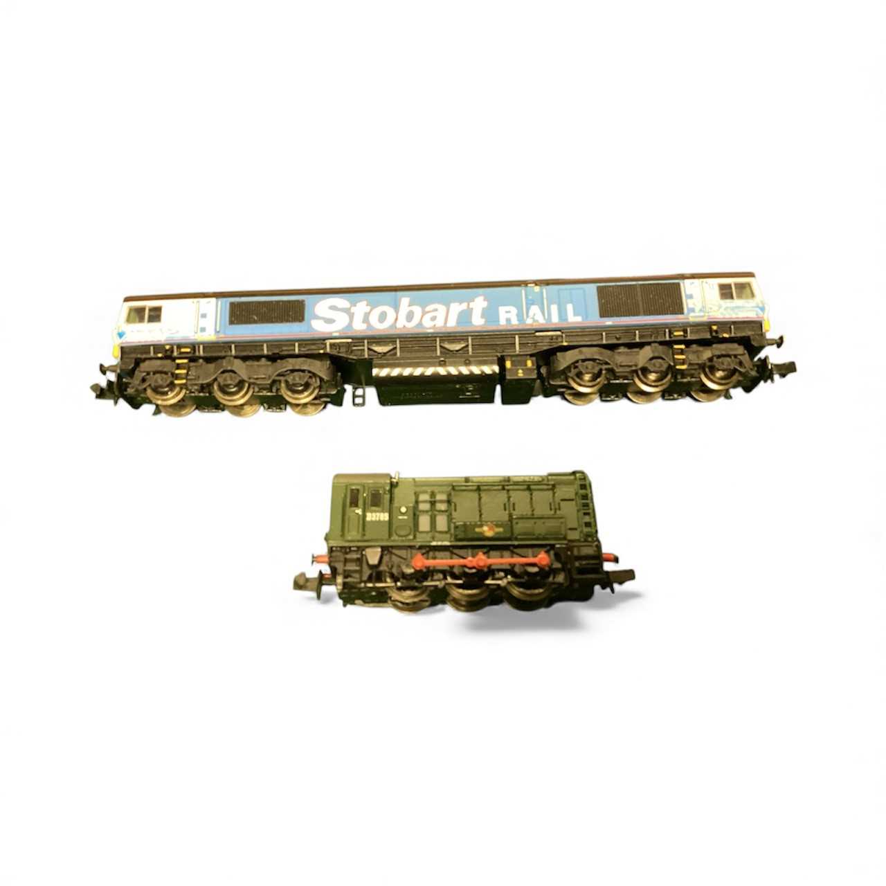 Lot 1836 - Dapol N Gauge Stobart Rail Class 66/4 & shunter & selection of loose N Gauge rolling stock and Oxford 1:76 scale vehicles (1 box)
