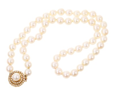 Lot Cultured pearl necklace with diamond clasp