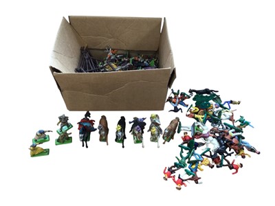Lot 5010 - Group of metal and plastic toy soldiers, including Britains and others