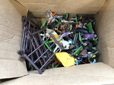 Lot 5010 - Group of metal and plastic toy soldiers, including Britains and others