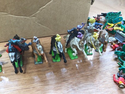 Lot 5010 - Group of metal and plastic toy soldiers, including Britains and others