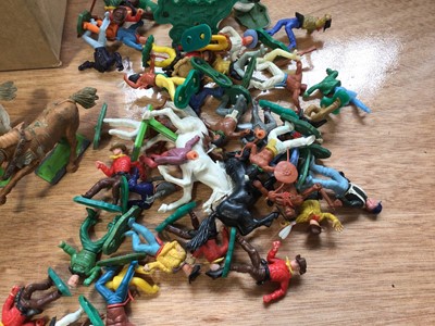 Lot 5010 - Group of metal and plastic toy soldiers, including Britains and others