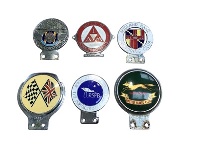 Lot 5017 - Group of assorted enamelled car badges to include, Midland Bank motoring club, United Hunts Club etc