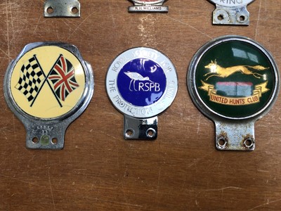 Lot 5017 - Group of assorted enamelled car badges to include, Midland Bank motoring club, United Hunts Club etc