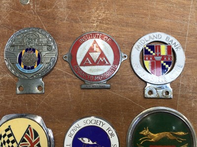 Lot 5017 - Group of assorted enamelled car badges to include, Midland Bank motoring club, United Hunts Club etc