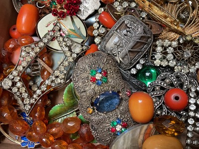 Lot 61 - Group of vintage costume jewellery to include paste set brooches and buckles, various beads etc