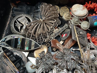 Lot 62 - Japanese lacquer box containing antique and vintage costume jewellery including some silver, Victorian agate star shaped brooch, Chinese white metal, coral, turquoise and enamel brooch, cameos, c...