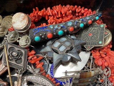 Lot 62 - Japanese lacquer box containing antique and vintage costume jewellery including some silver, Victorian agate star shaped brooch, Chinese white metal, coral, turquoise and enamel brooch, cameos, c...