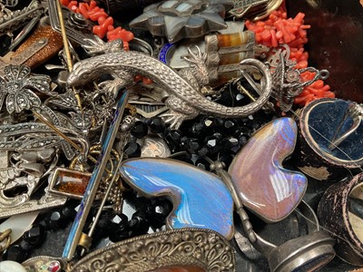 Lot 62 - Japanese lacquer box containing antique and vintage costume jewellery including some silver, Victorian agate star shaped brooch, Chinese white metal, coral, turquoise and enamel brooch, cameos, c...