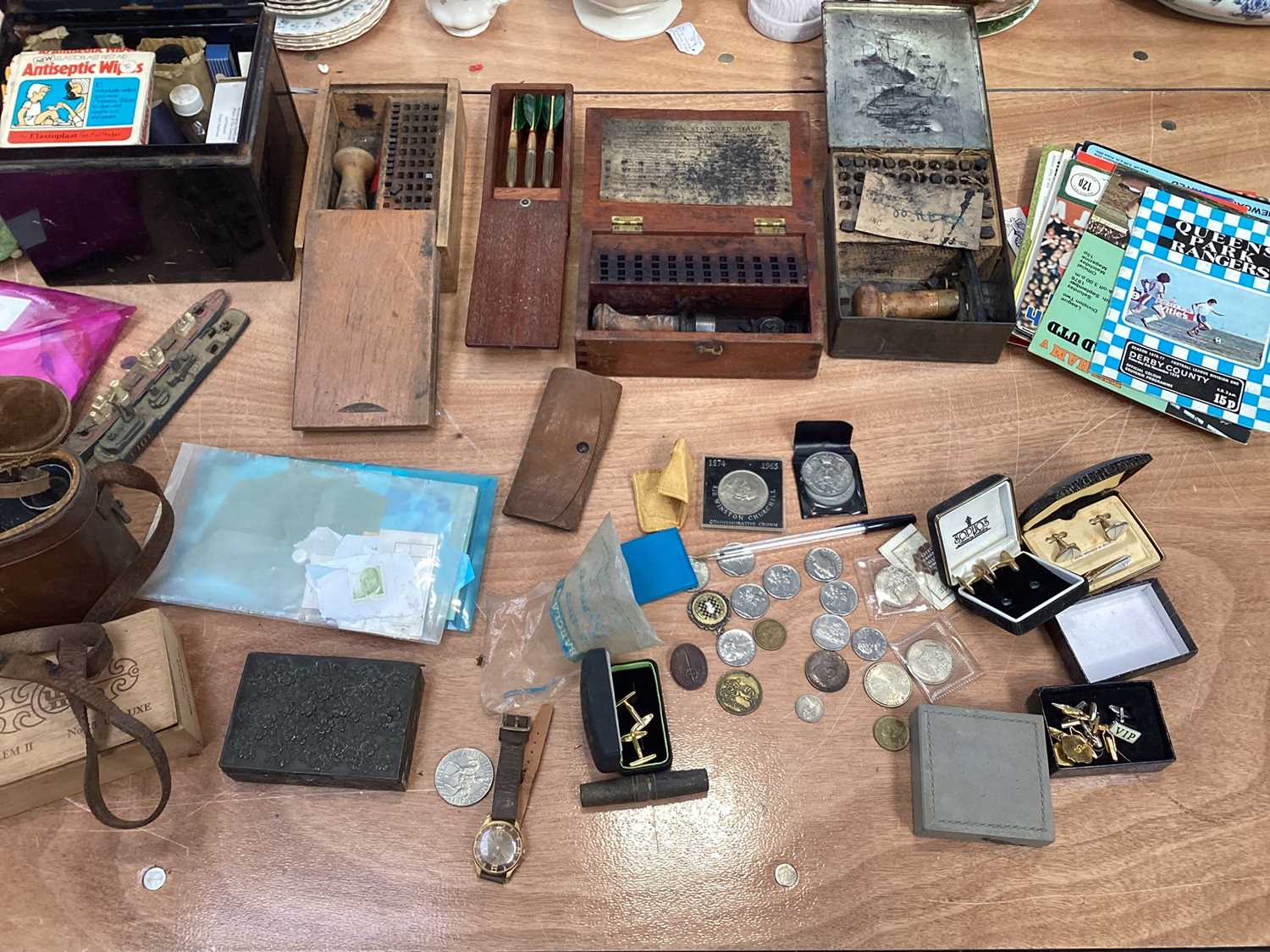 Lot 5064 - Sundry items to include a Queen Mary gift tins, vintage first aid kit with contents, printer's items and others