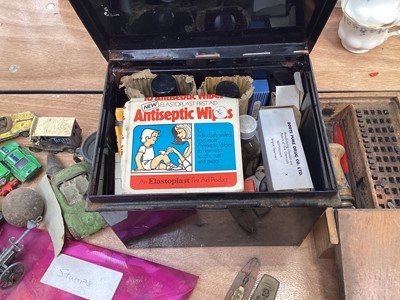 Lot 5064 - Sundry items to include a Queen Mary gift tins, vintage first aid kit with contents, printer's items and others