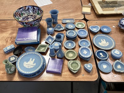 Lot 5068 - Collection of Wedgwood to include plates, trinket boxes, small vases, etc together with a large English Masons style bowl