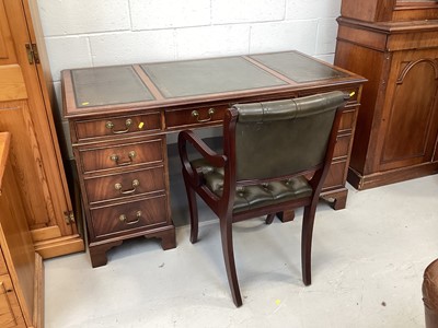 Lot 5358 - Reproduction pedestal desk with leather top, 137cm wide x 69cm deep x 75cm tall