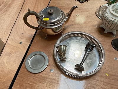 Lot 5086 - Small group of silver plate and a silver egg cup