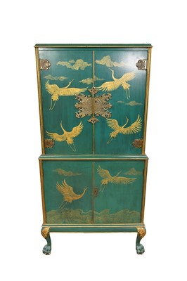 Lot Chinoiserie green painted cocktail cabinet