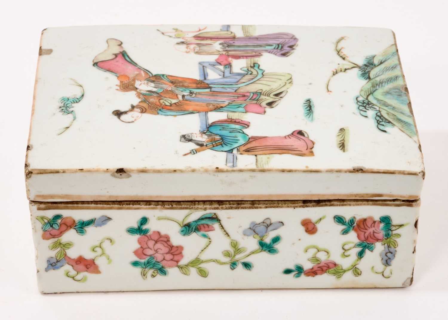Lot 281 - Chinese porcelain lidded box, 19th century