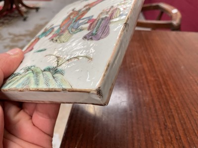 Lot 281 - Chinese porcelain lidded box, 19th century