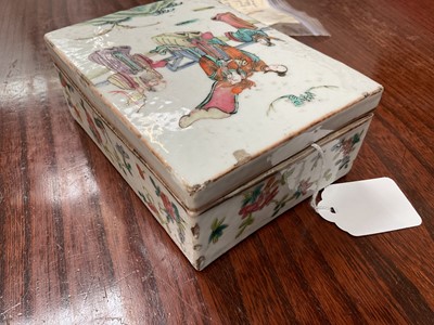 Lot 281 - Chinese porcelain lidded box, 19th century
