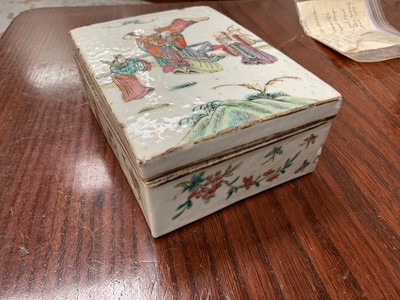 Lot 281 - Chinese porcelain lidded box, 19th century