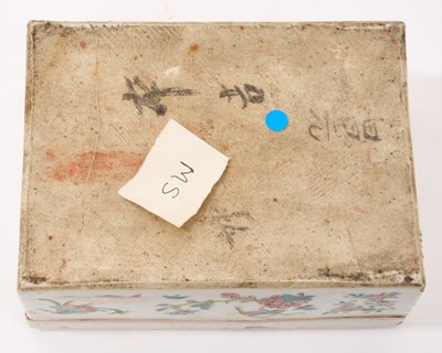 Lot 281 - Chinese porcelain lidded box, 19th century