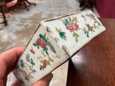 Lot 281 - Chinese porcelain lidded box, 19th century