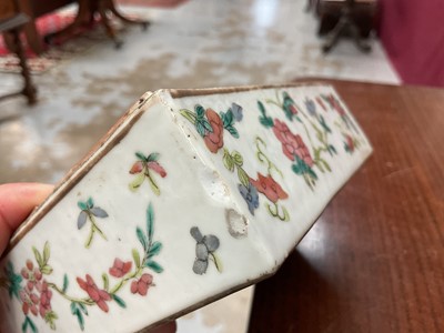 Lot 281 - Chinese porcelain lidded box, 19th century