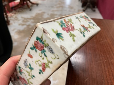 Lot 281 - Chinese porcelain lidded box, 19th century