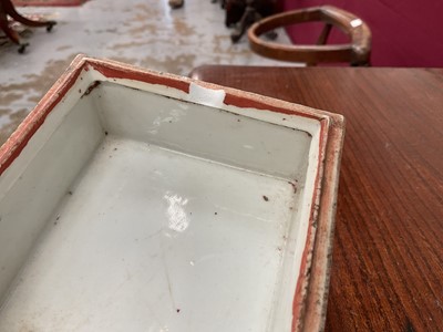 Lot 281 - Chinese porcelain lidded box, 19th century