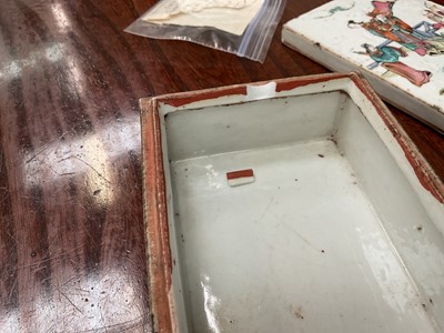 Lot 281 - Chinese porcelain lidded box, 19th century