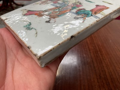 Lot 281 - Chinese porcelain lidded box, 19th century