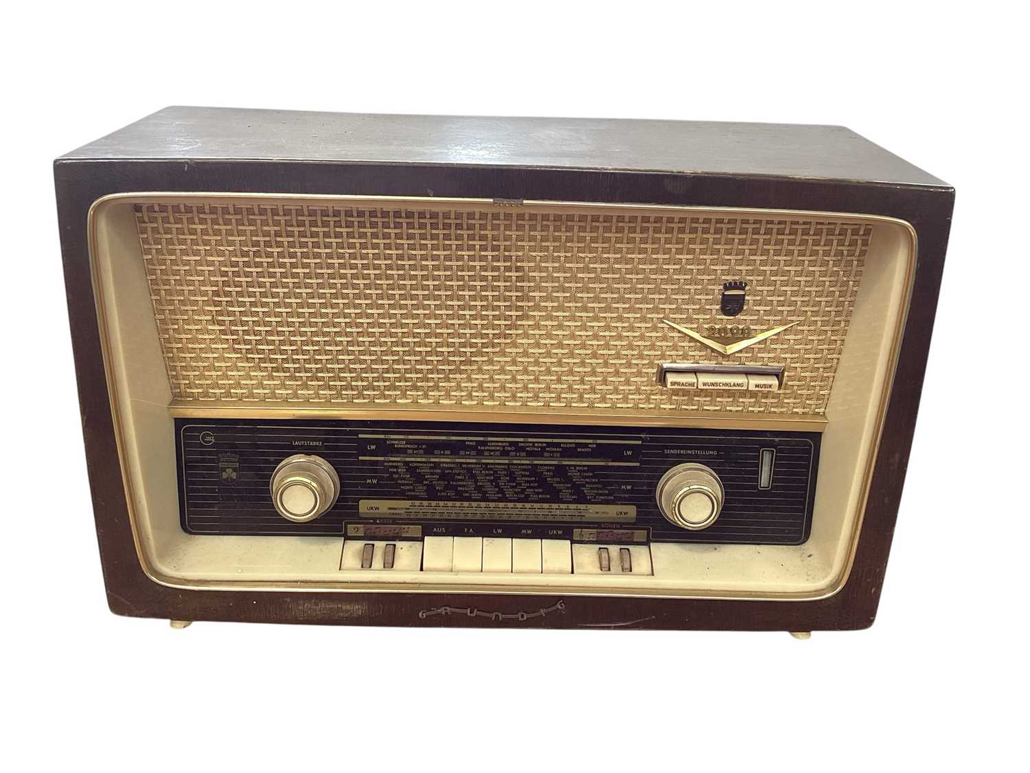 Lot 5033 - Grundig 2098 radio in wooden case, 55cm wide x 35cm tall