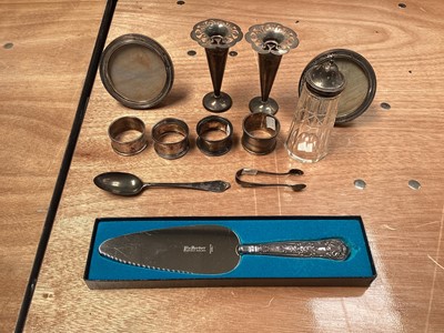 Lot 5079 - Quantity of silver to include four silver napkin rings, two silver picture frames etc