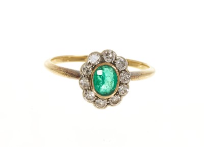 Lot 443 - Edwardian emerald and diamond cluster ring