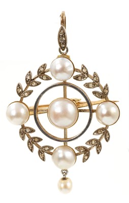 Lot Edwardian Belle Époque pearl and diamond wreath pendant / brooch
