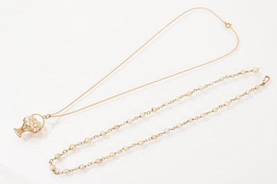Lot 462 - Cultured pearl and gold necklace and similar pendant on chain (2)