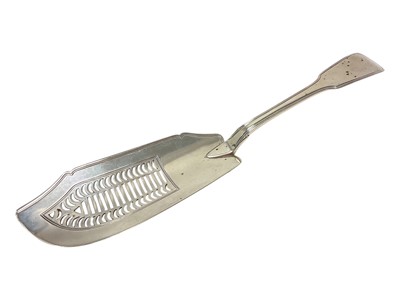 Lot 206 - George III silver fiddle pattern fish slice, (London 1819), 5.60ozs<...