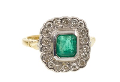 Lot 422 - Emerald and diamond cluster ring