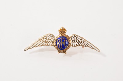 Lot 470 - Early 20th century WWI period RFC 9ct gold and enamel regimental officer’s sweetheart brooch