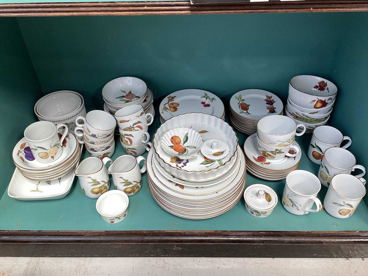 Lot 5007 - Royal Worcester Evesham pattern table service