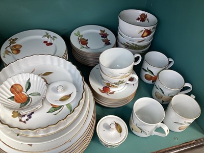 Lot 5007 - Royal Worcester Evesham pattern table service