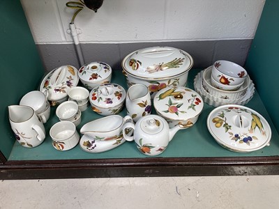 Lot 5007 - Royal Worcester Evesham pattern table service