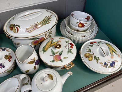Lot 5007 - Royal Worcester Evesham pattern table service