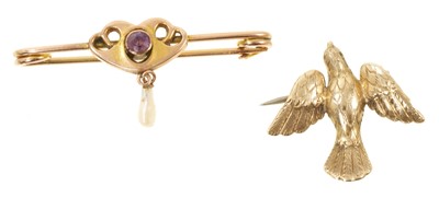 Lot 401 - Victorian yellow metal brooch in the form of a dove, together with an Art Nouveau 9ct gold amethyst and keshi pearl bar brooch