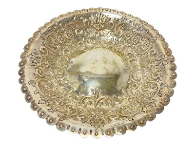 Lot 334 - Victorian silver bread dish, 20cm in diameter, all at 6.08ozs
